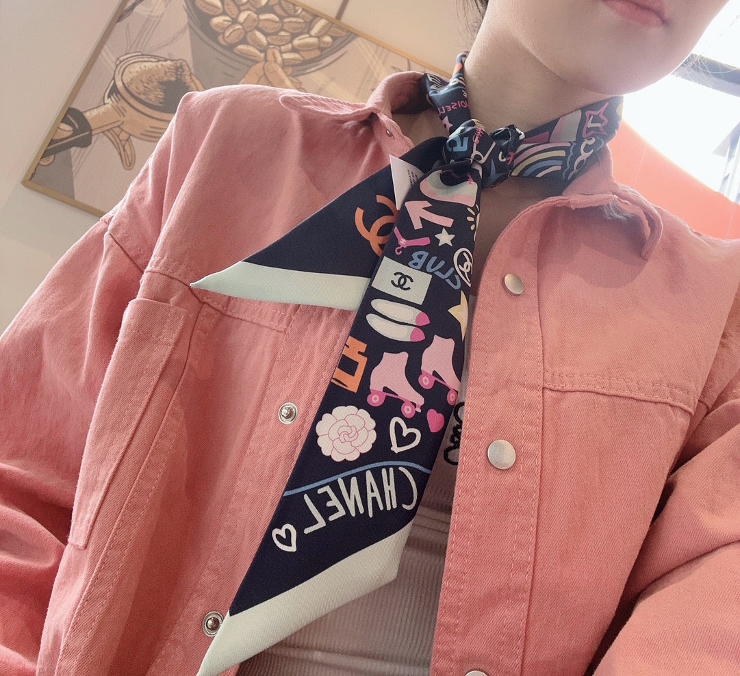 NO:293553,With packaging, super beautiful. Xiaoxiang's latest double-sided Twilly has a big brand aura!  Twill silk has a super strong luster. It can be seen from the picture that the quality is extraordinary and the gift is very suitable for your own use. It can be wrapped around the neck, wrist and waist, and can also be matched on your beloved bag to make your bag look brand new. Size 6cm scarf, silk ribbon, hair tie, real silk19860909配包装 超美 小香最新双面Twilly超有大牌气场！斜纹真丝光泽感超级强 从图中就可以看出来品质非凡送礼自用都超合适的一款既可绕于颈间,亦可缠于腕部、腰部,同样也可以搭配在心爱的包包上,让你的包包焕然, 尺寸6cm围巾丝巾,飘带，发束,real silk,accessory