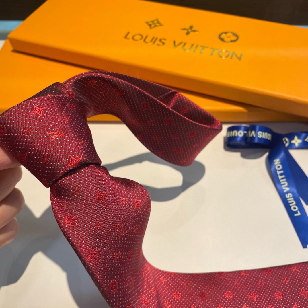 特批配包装专柜同歩精致的小Logo提花低调奢华大气的配色这款领带将Lv标志性的Damier图案以同色调手