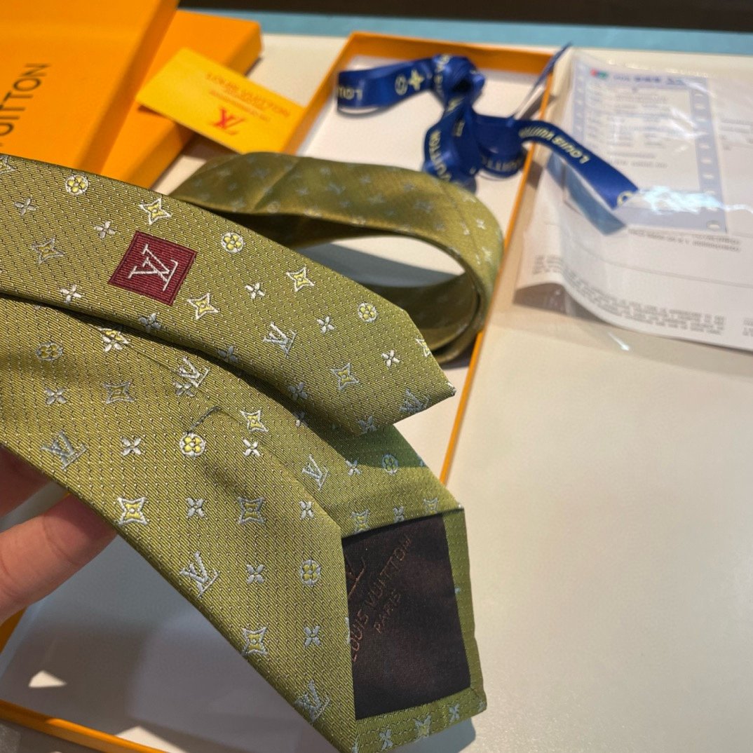 特批配包装专柜同歩精致的小Logo提花低调奢华大气的配色这款领带将Lv标志性的Damier图案以同色调手