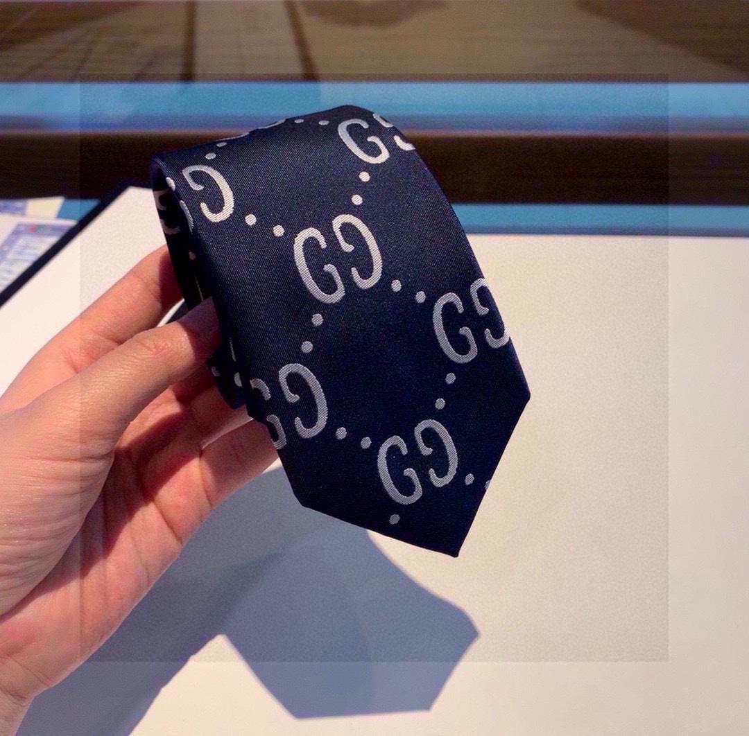 特价配包装古奇互扣式双G2020男士领带系列稀展现精湛手工与时尚优雅的理想选择这款领带以时尚搭配手法演绎