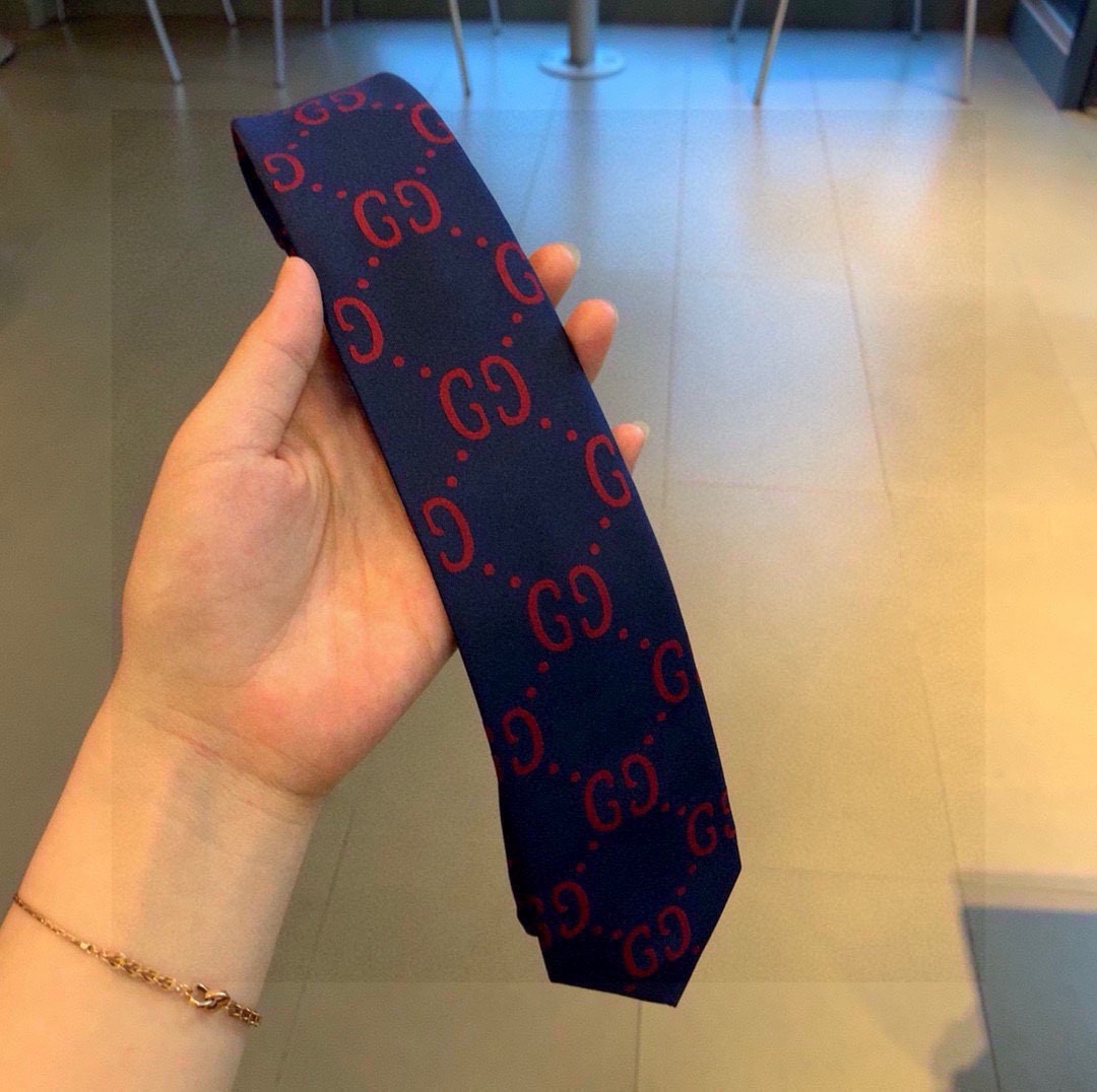 特价配包装古奇互扣式双G2020男士领带系列稀展现精湛手工与时尚优雅的理想选择这款领带以时尚搭配手法演绎