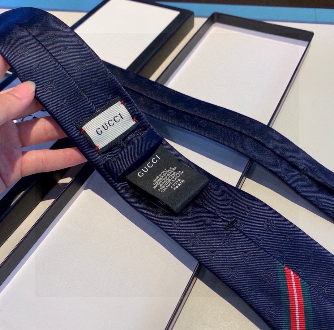 特价特配包装这款蓝色领带饰有突显双G和马衔扣元素的提花图案提升了真丝面料的视觉质感与品牌马术本源息息相关