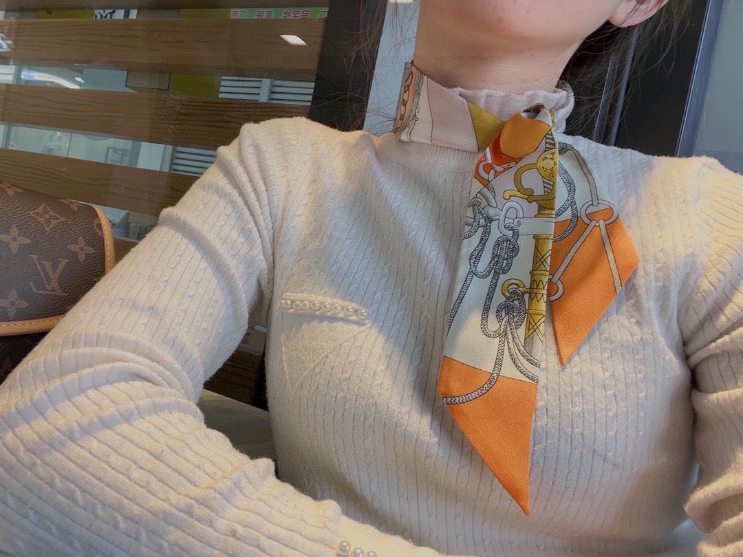 NO:293584,Packaging New Twilly [Saber March] Top Twilly silk, super fine print, very clear handwriting, definitely the first choice for gift gifts, can be wrapped around the neck, wrist and waist, and can also be matched on your beloved bag, making your bag look brand new [Specification 5X86cm, Twil silk double-layer double-sided], streamers, hair tie, real silk19860909配包装 新款Twilly【军刀进行曲】 顶级斜纹真丝打造 超精细的印花 字迹非常清晰 绝对是送礼自用的首选丝带既可绕于颈间,亦可缠于腕部、腰部,同样也可以搭配在心爱的包包上,让你的包包焕然一新【规格5X86cm,斜纹真丝双层双面】,飘带，发束,real silk,accessory