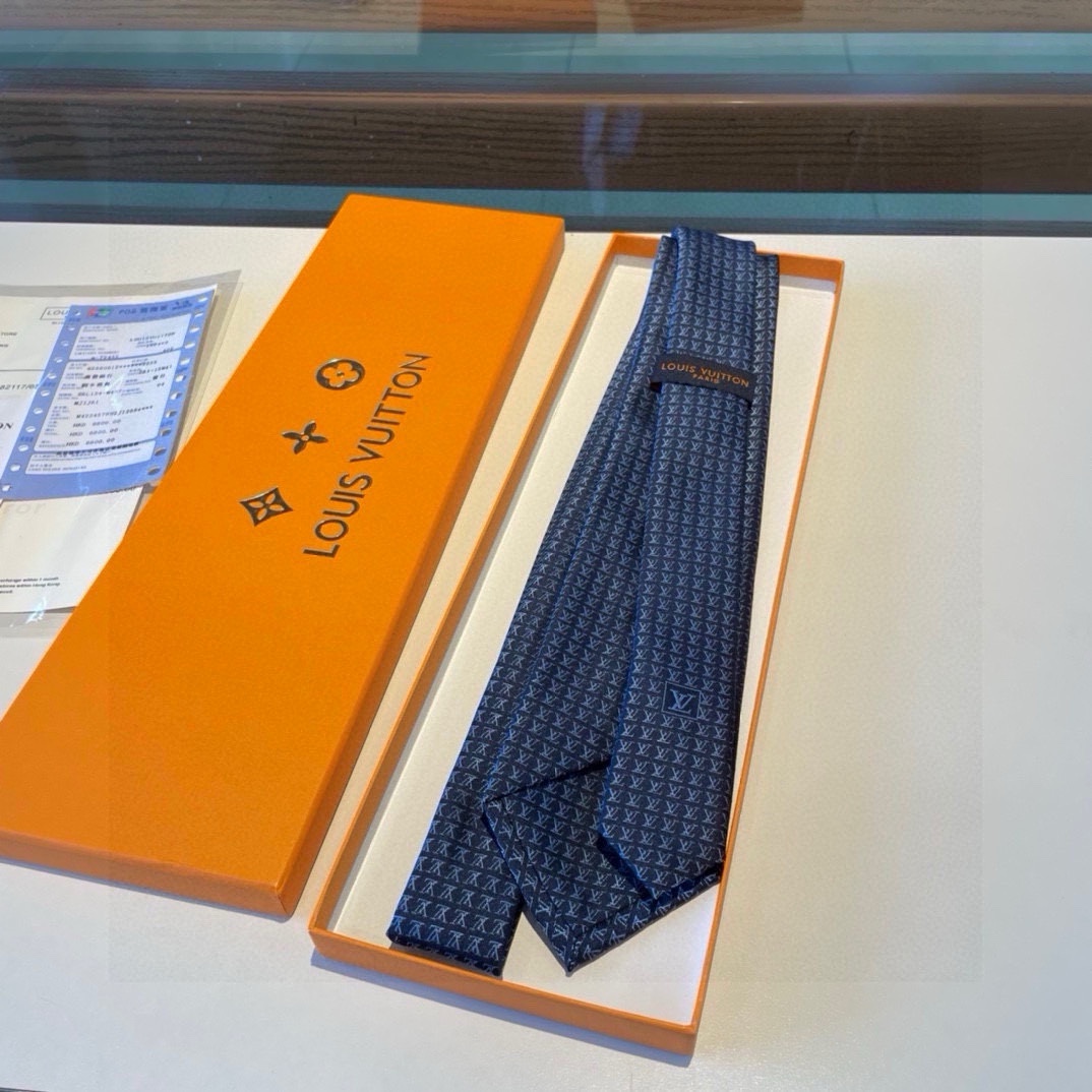 特价配包装男士领带系列L字母领带稀有展现精湛手工与时尚优雅的理想选择此款真丝织就的DiamondsV领带