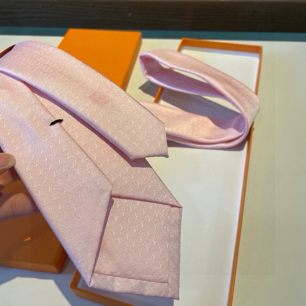 特价配包装男士领带系列L字母领带稀有展现精湛手工与时尚优雅的理想选择此款真丝织就的DiamondsV领带