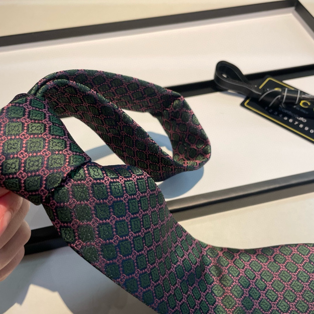 特价配包装这款真丝领带的装饰图案由几何菱形和品牌创始人GuccioGucci的姓名首字母交织而成设计结合
