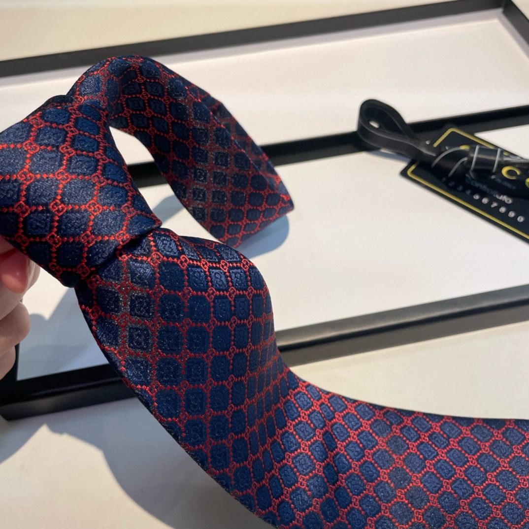 特价配包装这款真丝领带的装饰图案由几何菱形和品牌创始人GuccioGucci的姓名首字母交织而成设计结合