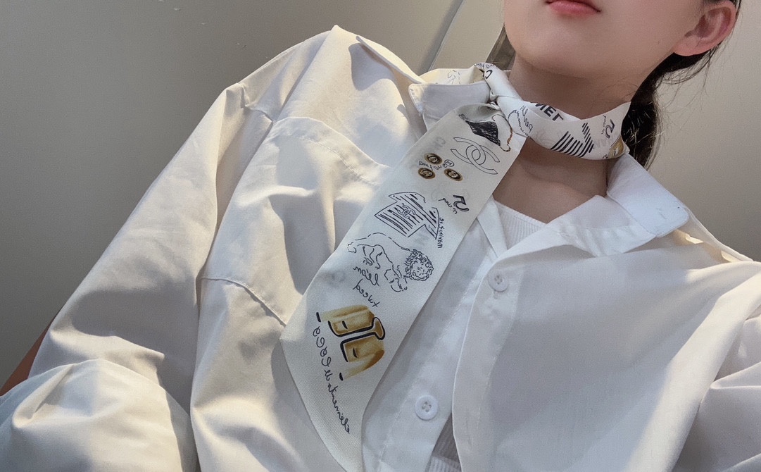 NO:293631,With packaging, super beautiful. Xiaoxiang's latest double-sided Twilly has a big brand aura!  Twill silk has a super strong luster. It can be seen from the picture that the quality is extraordinary and the gift is very suitable for your own use. It can be wrapped around the neck, wrist and waist, and can also be matched on your beloved bag to make your bag look brand new. Size 6cm scarf, silk ribbon, hair tie, real silk19860909配包装 超美 小香最新双面Twilly超有大牌气场！斜纹真丝光泽感超级强 从图中就可以看出来品质非凡送礼自用都超合适的一款既可绕于颈间,亦可缠于腕部、腰部,同样也可以搭配在心爱的包包上,让你的包包焕然, 尺寸6cm围巾丝巾,飘带，发束,real silk,accessory