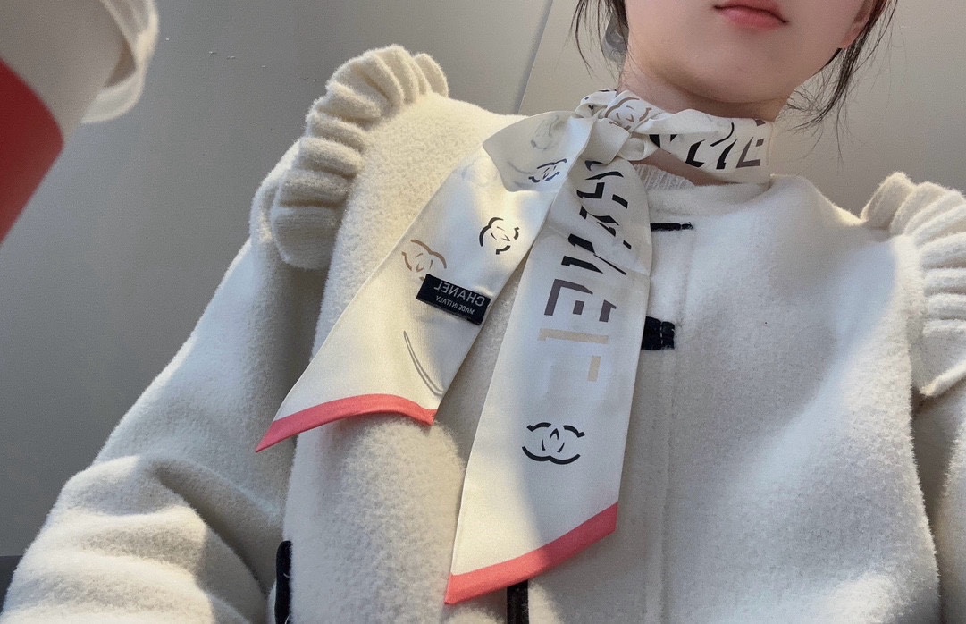 NO:293635,With packaging, super beautiful. Xiaoxiang's latest double-sided Twilly has a big brand aura!  Twill silk has a super strong luster. It can be seen from the picture that the quality is extraordinary and the gift is very suitable for your own use. It can be wrapped around the neck, wrist and waist, and can also be matched on your beloved bag to make your bag look brand new. Size 6120cm scarf scarf, streamers, hair tie, real silk19860909配包装 超美 小香最新双面Twilly超有大牌气场！斜纹真丝光泽感超级强 从图中就可以看出来品质非凡送礼自用都超合适的一款既可绕于颈间,亦可缠于腕部、腰部,同样也可以搭配在心爱的包包上,让你的包包焕然, 尺寸6120cm围巾丝巾,飘带，发束,real silk,accessory