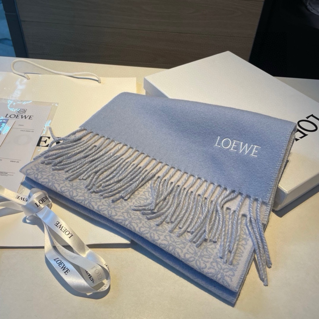 [色][色]LOEWE新款羊绒羊毛混纺提花围巾超级推荐️材质90%羊毛10%山羊绒尺寸18030cm经典