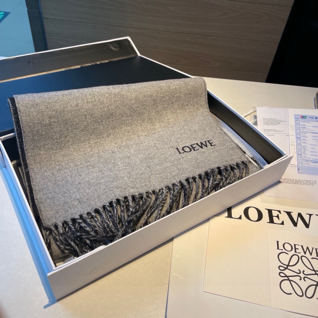 [色][色]LOEWE新款羊绒羊毛混纺提花围巾超级推荐️材质90%羊毛10%山羊绒尺寸18030cm经典