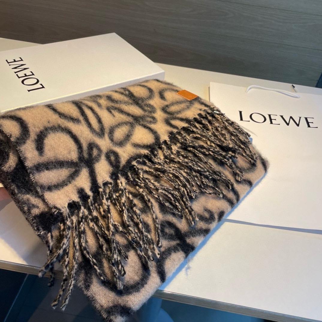 Loewe罗意威新品羊毛马海毛围巾️初秋奶茶女孩老钱风超嗲穿搭初秋和奶茶色真的好搭大地色温柔又耐看超高颜