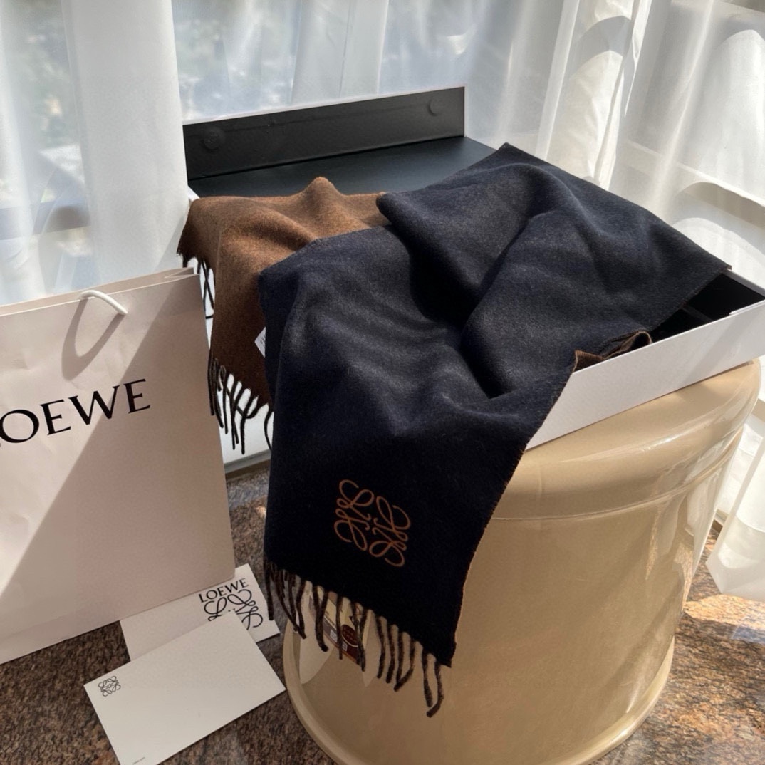 Loewe罗意威难得一见的温柔配色低调又不失优雅重点推荐双面配色一条围巾两种风格搭配高级舒适时髦气质名小