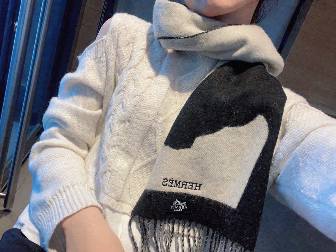 NO:177647,Hermes hits!  H Small cashmere scarf (cashmere). The horse is integrated into the 