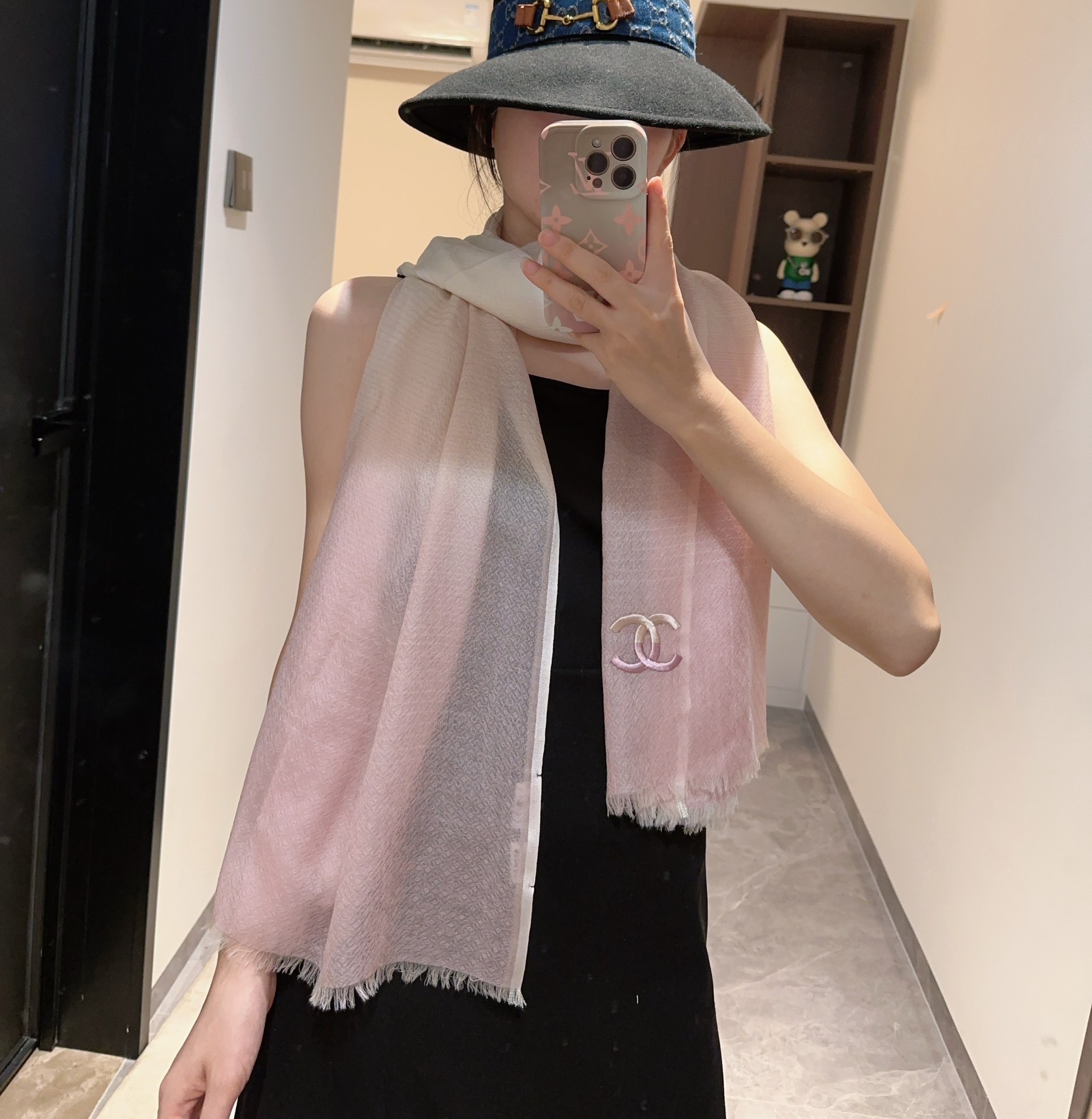 NO:177674,, Chanel's top original list Gradient color [rose] Very gentle and beautiful color combination!  High-end products are presented with great importance, unprecedented, pure cashmere, dark-patterned jacquard, which feels so good that it is definitely another slow-handed style. The craftsmanship uses 300 imported pure cashmere dark-patterned plaids combined with colorful edge embellishments, which is very classy, ​​low-key and small luxury. Size 90*205cm Imported pure cashmere knitted high-version scarf, high-version scarf, chanel19860909,香奈儿极品原单 渐变色[玫瑰]非常温柔美丽的配色！高尖端产物重磅呈现 ,绝无仅有 史无前例 纯山羊绒 暗纹提花 手感好到爆绝对又是一款手慢无 工艺上采用的是进口300支纯羊绒暗纹格子结合彩边点缀,非常显档次,低调中带着小奢华.尺寸90*205cm 进口纯羊绒织就高版本围巾,高版本围巾,chanel,scarf