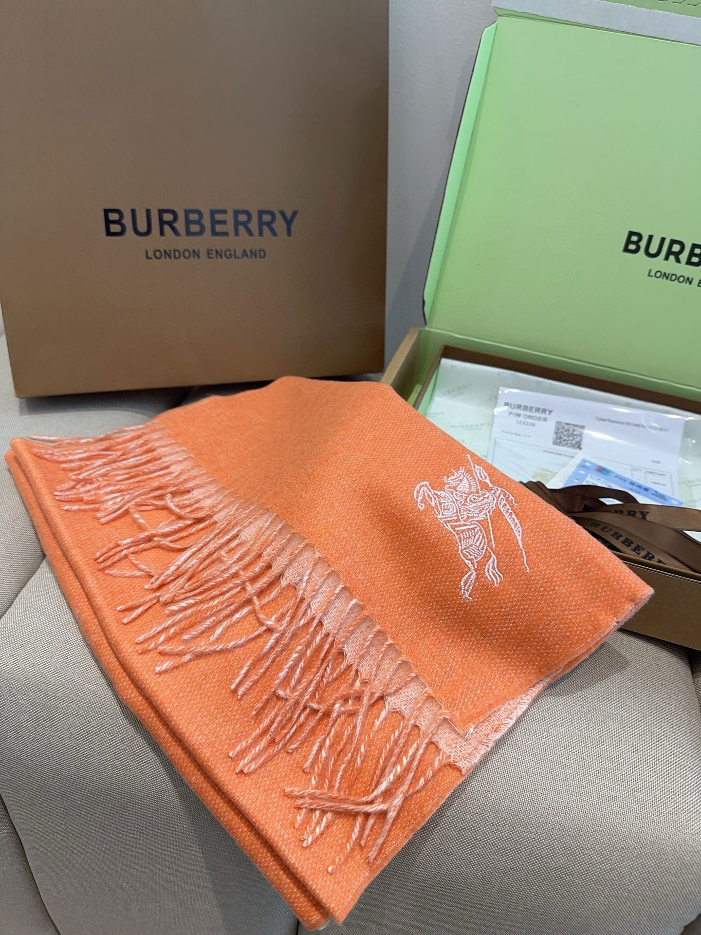 Burberry巴宝莉双面围巾好看的要疯掉了太有型太有魅力了非常斯文时尚的秋冬单品！真的很喜欢非常Cla