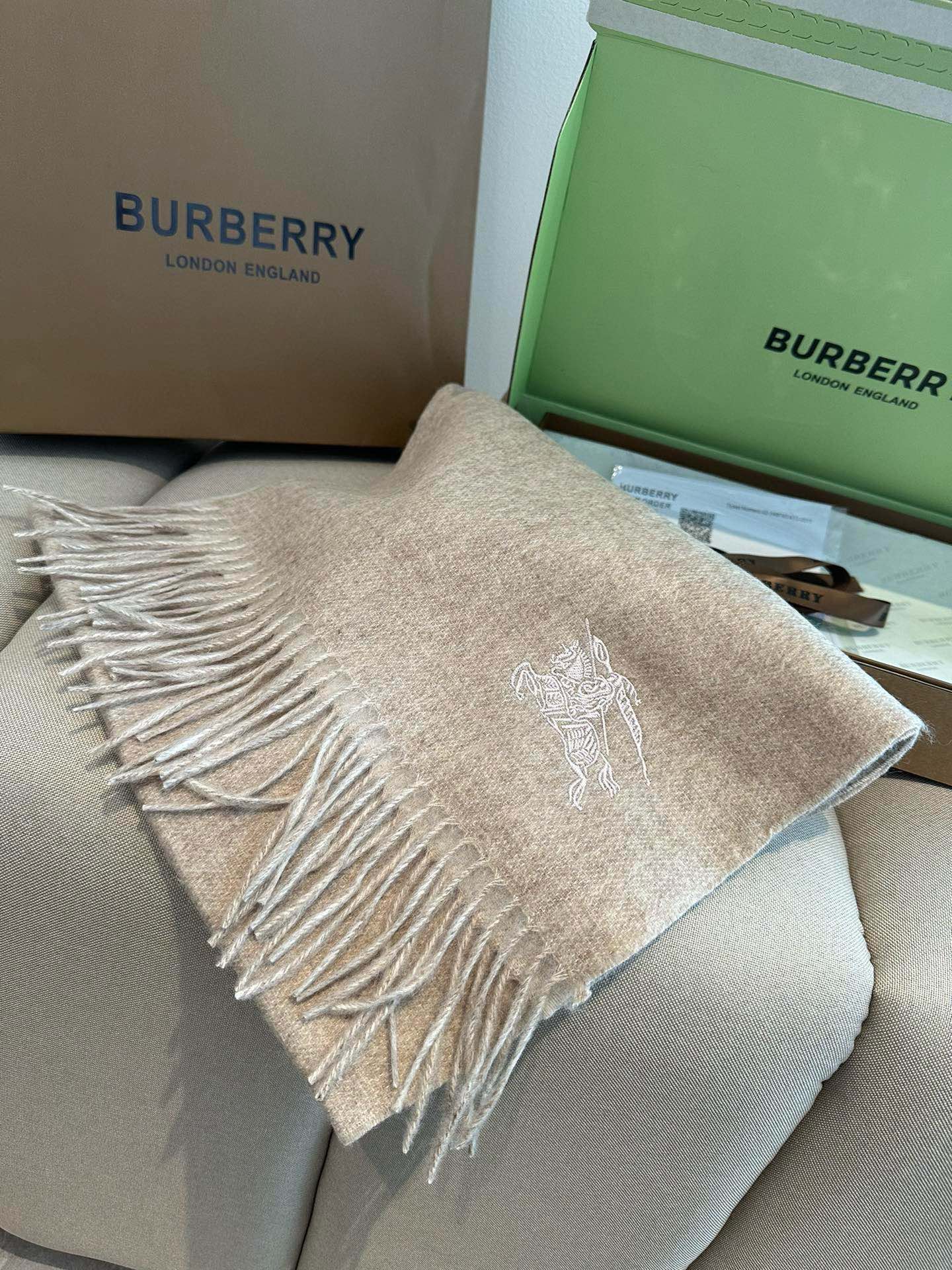 Burberry巴宝莉双面围巾好看的要疯掉了太有型太有魅力了非常斯文时尚的秋冬单品！真的很喜欢非常Cla