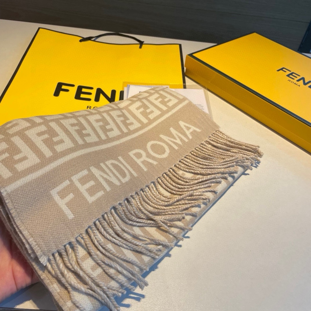 新款极品️Fendi今年最火的围巾全世界都在抢的老花FF字母款主打的限量大极品️专柜也是有钱也很难买到的