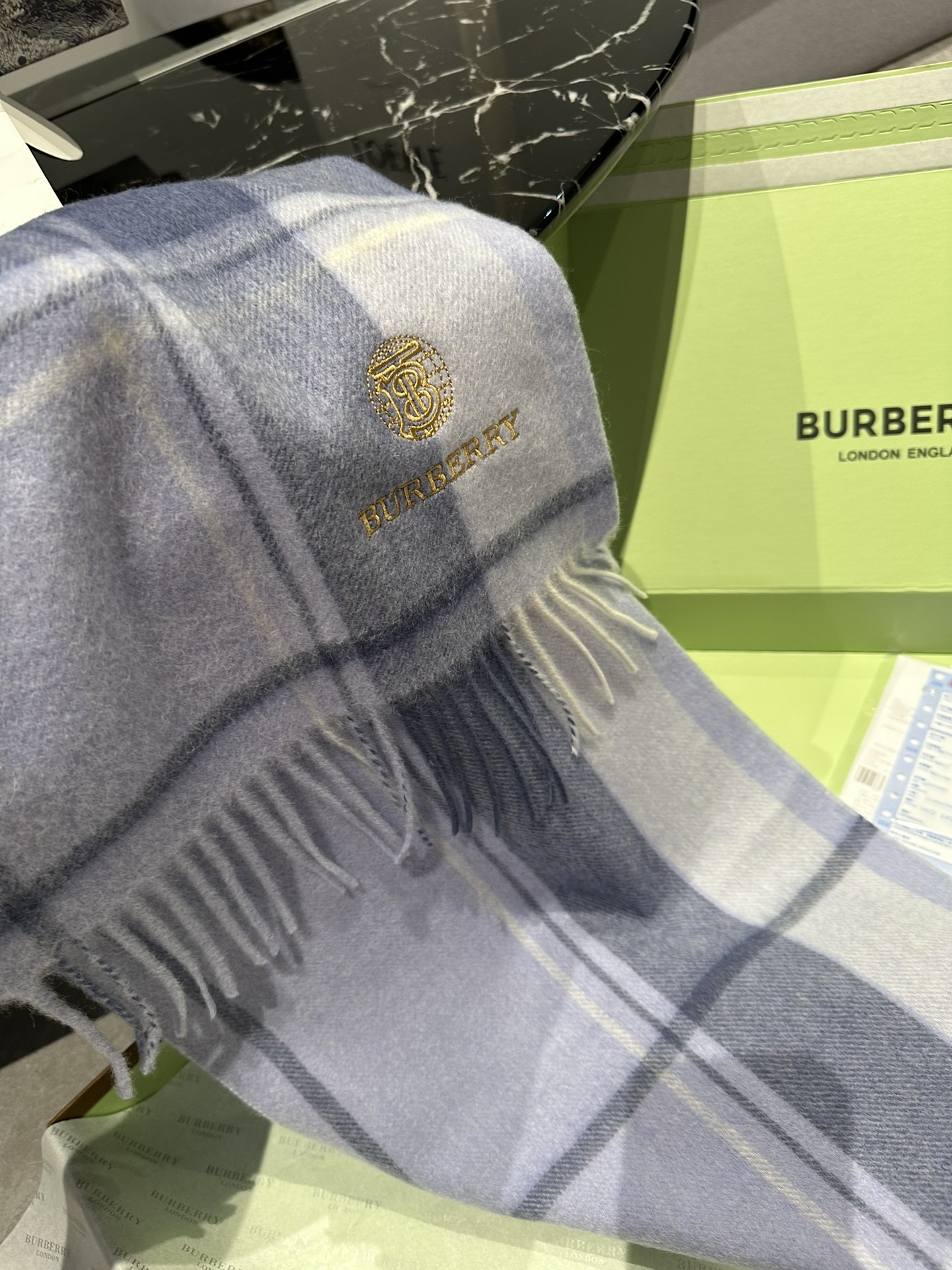 Burberry巴宝莉格子围巾️好看的要疯掉了太有型太有魅力了️️非常斯文时尚的秋冬单品！真的很喜欢非常