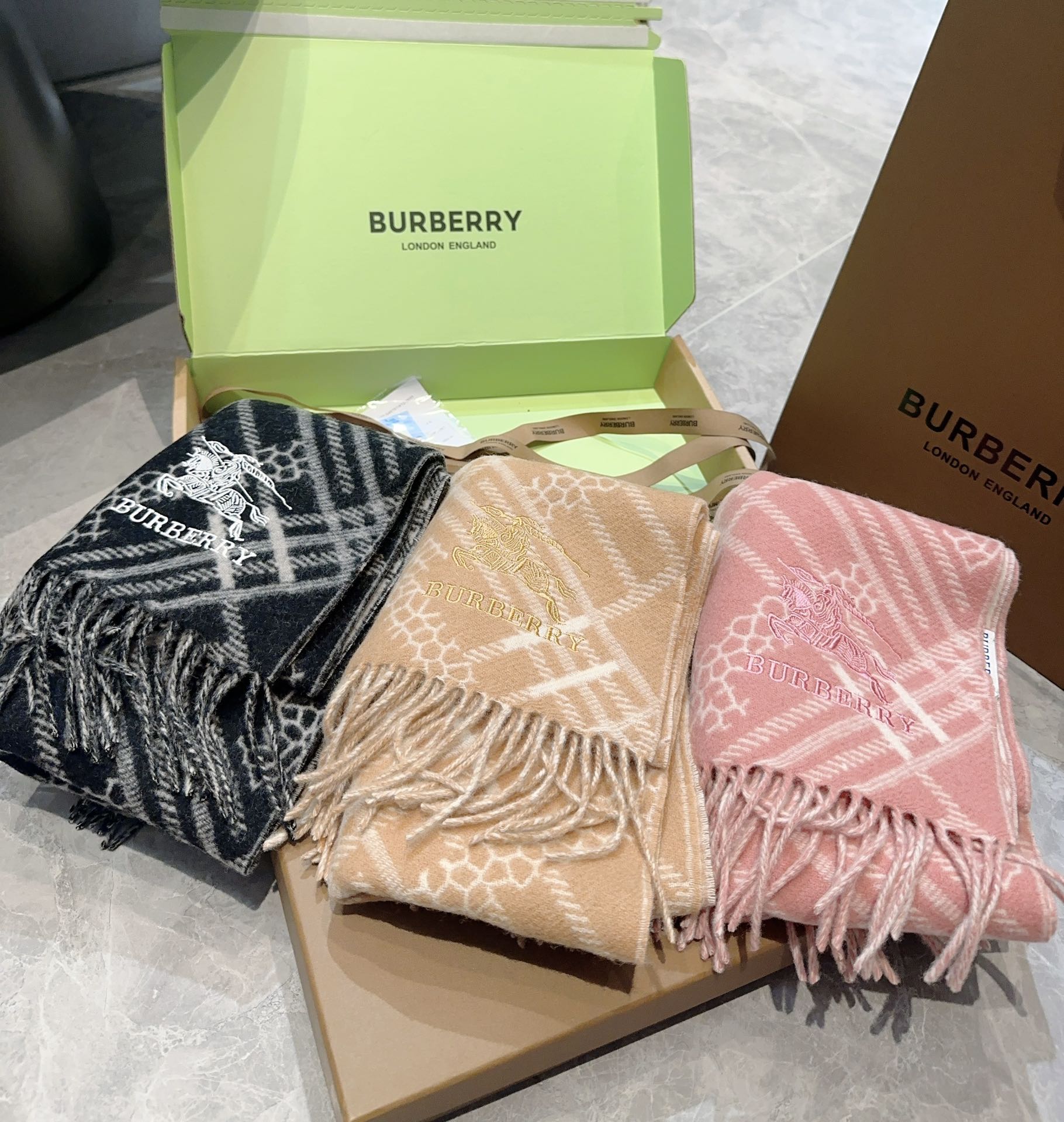 双面围巾Burberry巴宝莉格子围巾️好看的要疯掉了太有型太有魅力了️️非常斯文时尚的秋冬单品！真的很