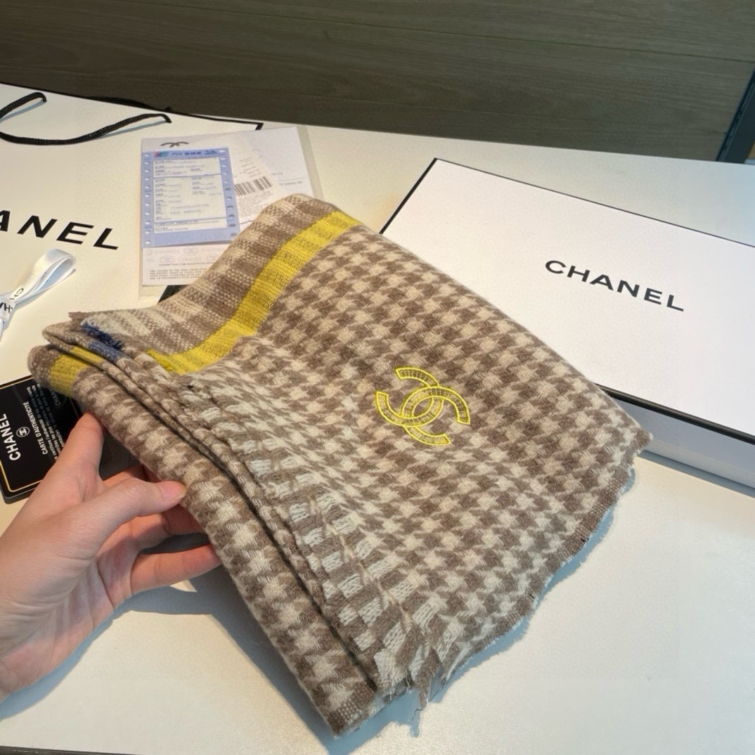 重磅推荐️CHANEL香奈儿秋冬新品银丝小格纹色织羊绒轻缩围巾️臻选上乘的山羊绒纤维耗时耗力再以清泉水浸