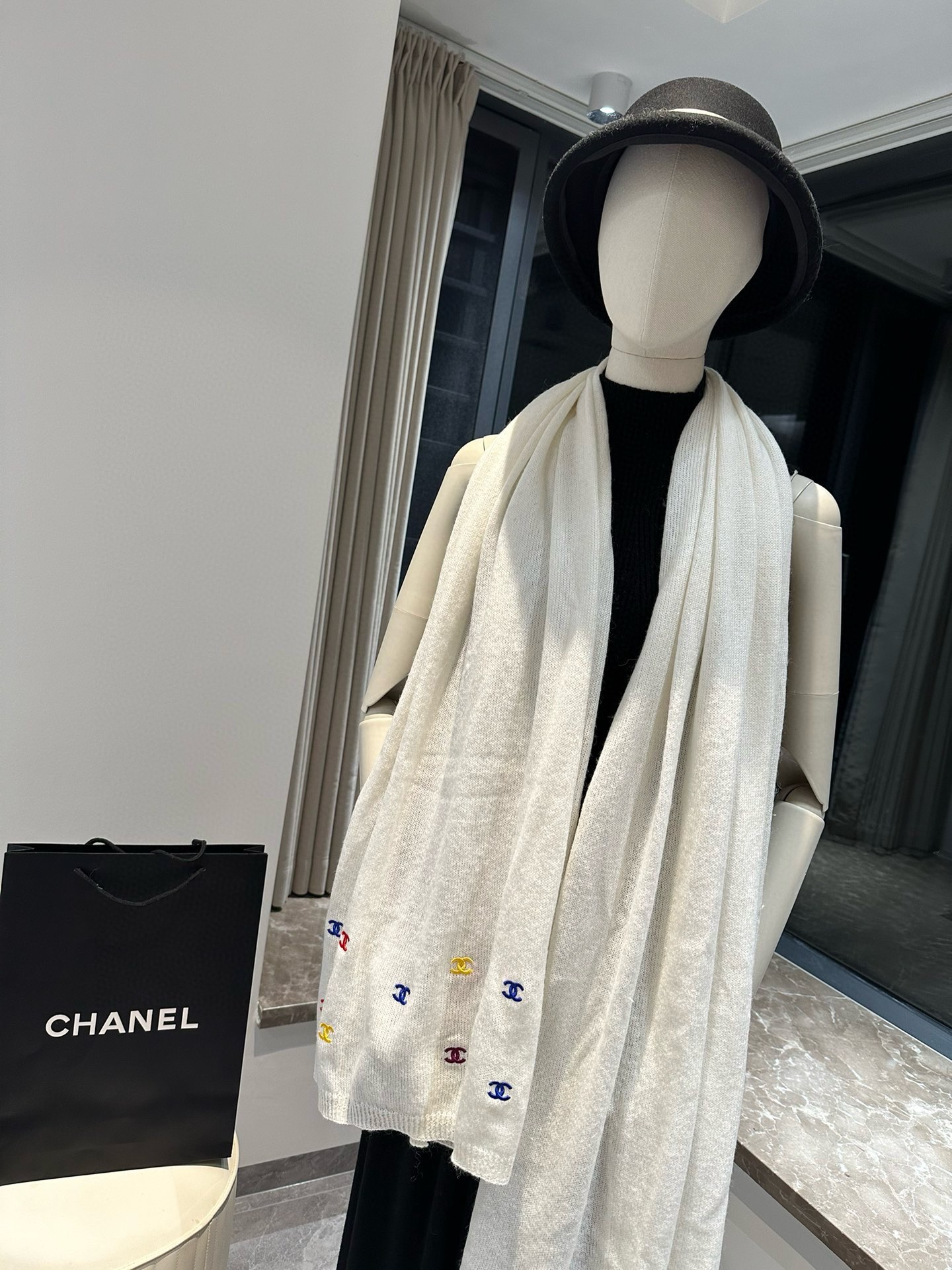 CHANEL羊绒长巾顶级原单正品旷世绝美小香披肩羊绒围巾顶级高端货绝对值得珍藏香奈儿绝美百搭款专柜限量哦