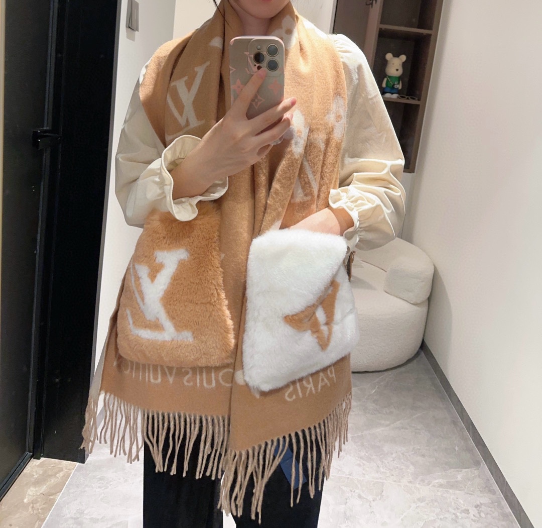 NO:180589,-L-pocket cashmere long scarf LV new style shawl scarf, continues the classic winter cashmere embellishment rabbit fur pocket, inlaid Monogram pattern more noble, slender tassels are large L letters and Monogram floral edging.190 x 46.cm pocket rabbit fur L letters and Monogram floral jacquard long tassel trim high-version scarf, high-version scarf, louis vuitton,shawls19860909-L口袋羊绒长巾LV新款披肩围巾,延续冬日经典羊绒添缀兔毛口袋,嵌饰 Monogram 图案更显尊贵,纤长流苏为大号 L字母和 Monogram 花卉镶边.190 x 46.cm 口袋兔毛L字母和 Monogram 花卉提花织纹长流苏饰边高版本围巾,高版本围巾,louis vuitton,shawls,scarf
