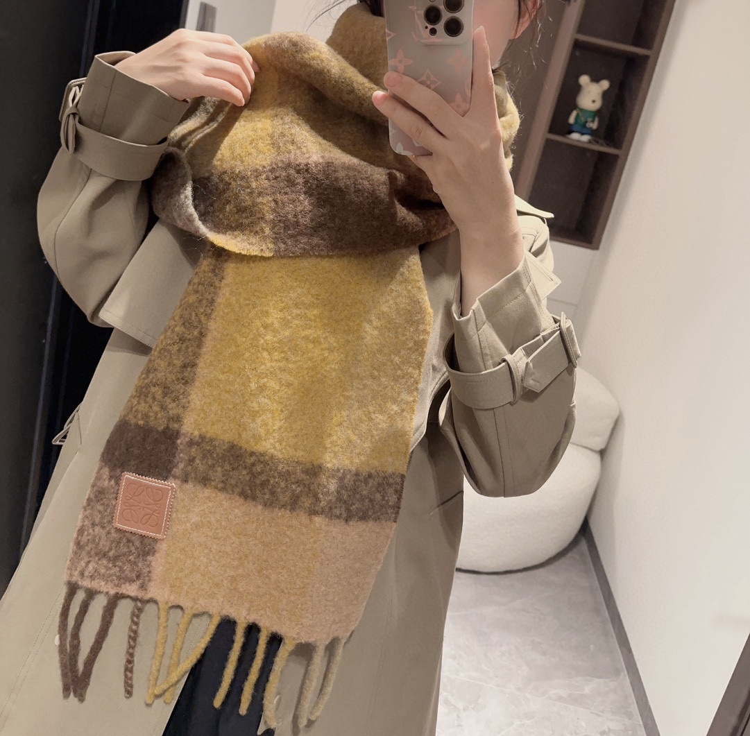 NO:180594,Loewe Loewe's new wool mohair scarf. The girl with milk tea in early autumn is a very cute style. The color of the early autumn and milk tea is really good. The earth color is gentle and durable, with super high appearance, fantastic color wool   mohair, with tassels at both ends, and the fabric is super comfortable. Cowhide logo embossed patch high-version scarf, high-version scarf, loewe, loewe, cowhide19860909Loewe罗意威新品羊毛马海毛围巾 初秋奶茶女孩老钱风超嗲穿搭,初秋和奶茶色真的好搭大地色温柔又耐看,超高颜值,梦幻配色羊毛 马海毛,两端带有流苏,面料超级舒适.牛皮革 logo压纹贴片高版本围巾,高版本围巾,loewe,loewe,cowhide,scarf