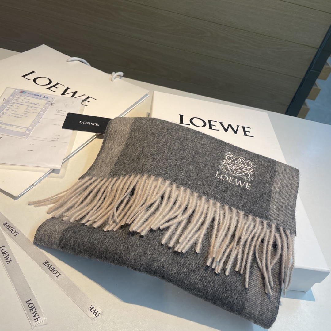 上新！Loewe罗意威️难得一见的温柔配色低调又不失优雅️重点推荐️双面配色一条围巾两种风格搭配高级舒适