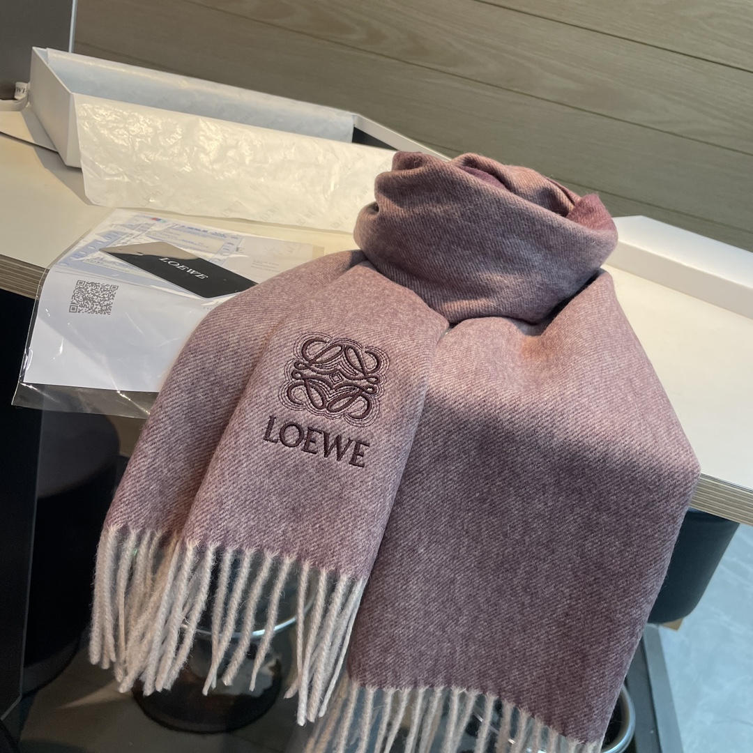 上新！Loewe罗意威️难得一见的温柔配色低调又不失优雅️重点推荐️双面配色一条围巾两种风格搭配高级舒适