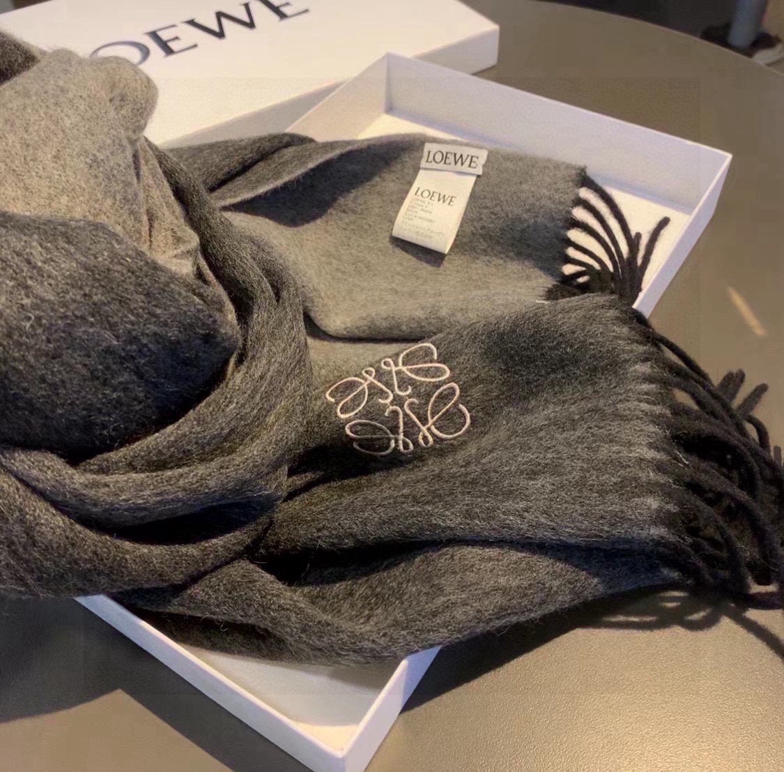 Loewe罗意威难得一见的温柔配色低调又不失优雅重点推荐双面配色一条围巾两种风格搭配高级舒适时髦气质名小