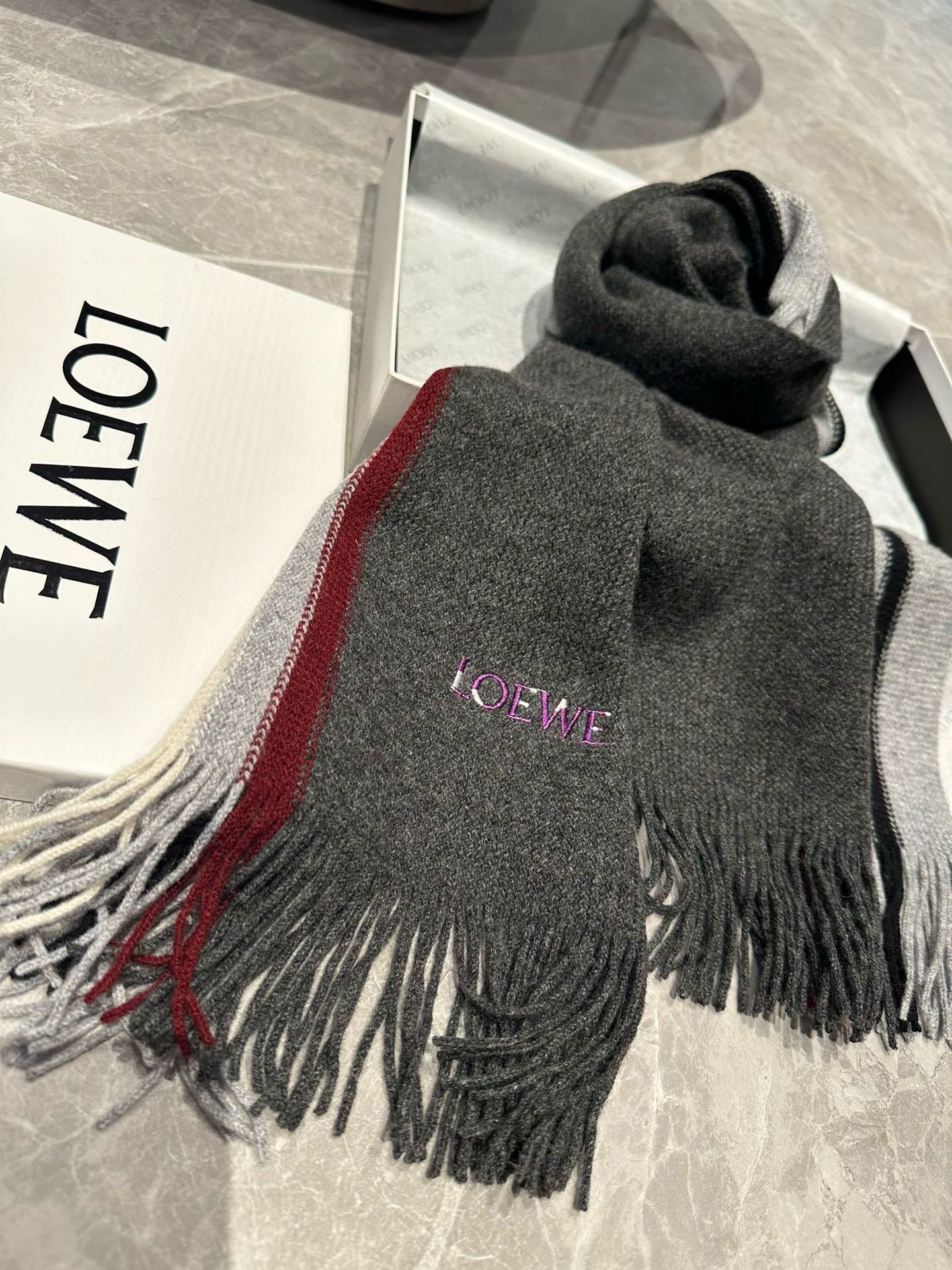 loewe同步专柜高端羊绒针织围巾!可正式可随意非常Classical的男款设计这款织法比较难又很费纱线