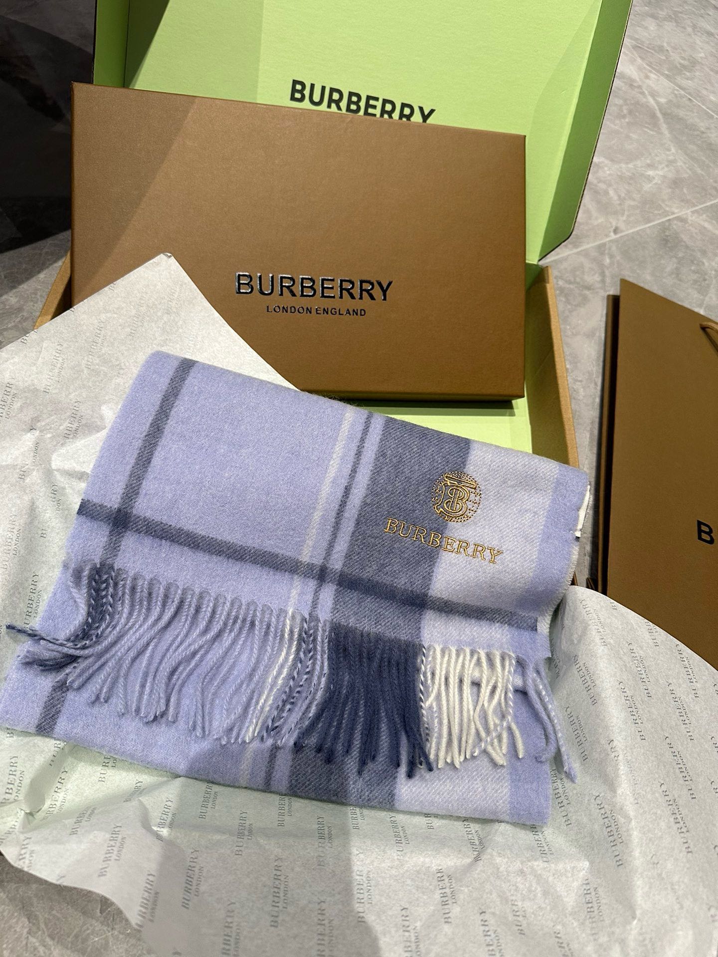 Burberry巴宝莉格子围巾️好看的要疯掉了太有型太有魅力了️️非常斯文时尚的秋冬单品！真的很喜欢非常