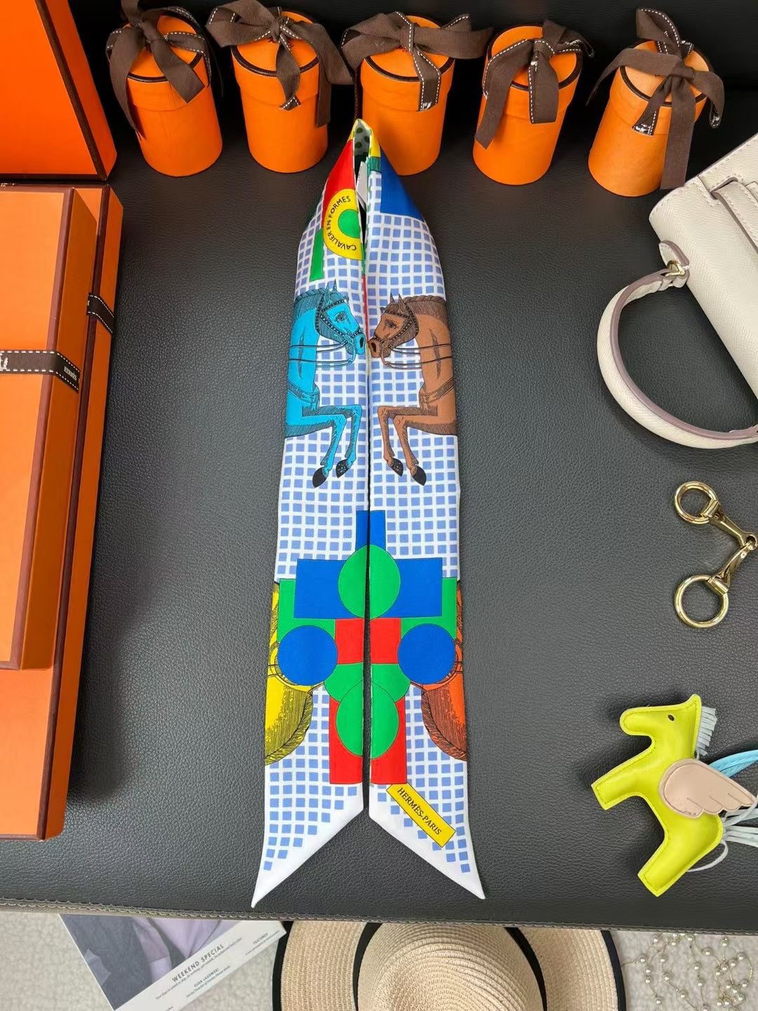 P75配包装 优雅骑士
twilly 爱马仕 hermes 2024
100%桑蚕丝，18姆米斜纹真丝
86x5cm 双面图案