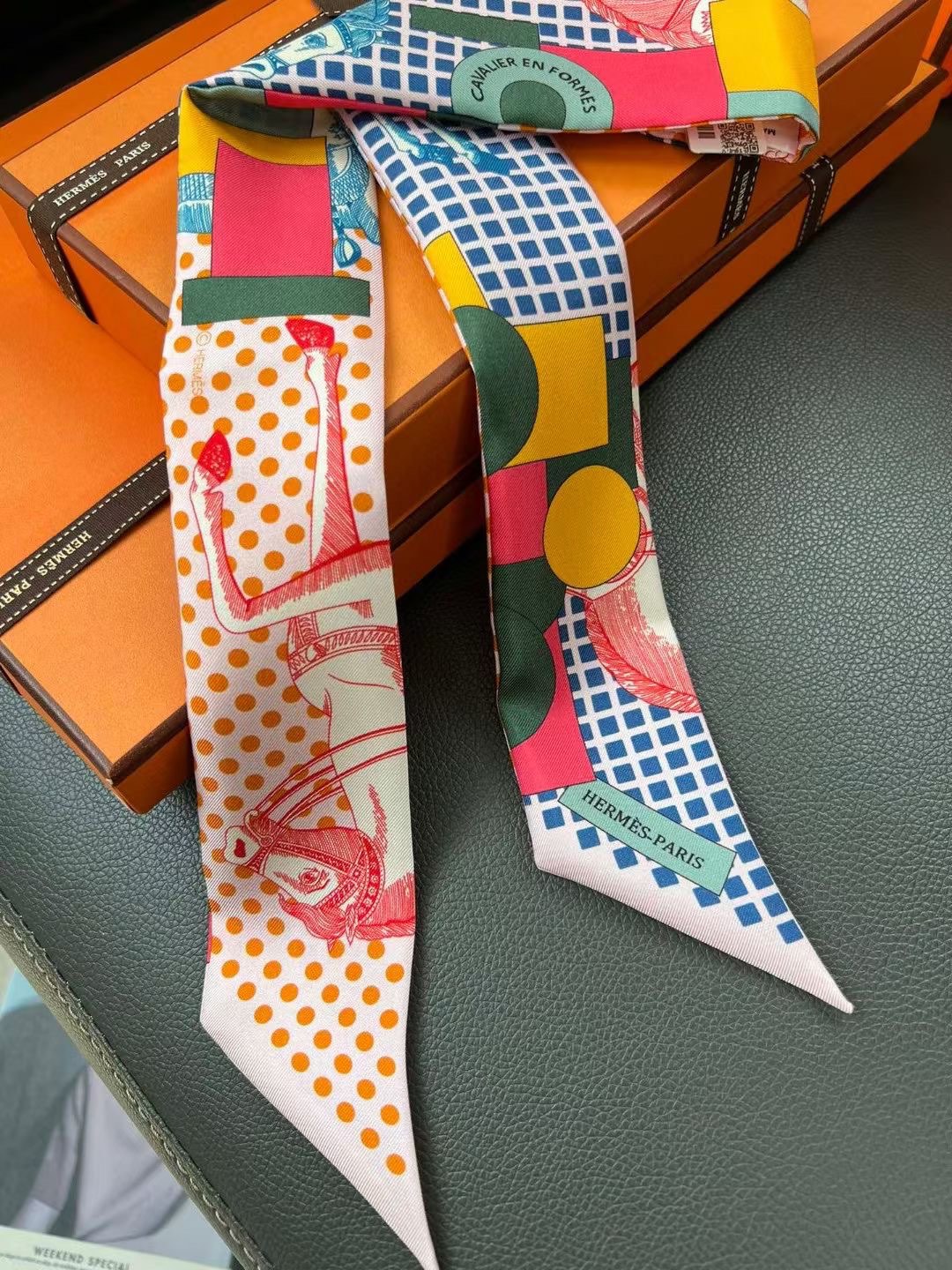 P75配包装 优雅骑士
twilly 爱马仕 hermes 2024
100%桑蚕丝，18姆米斜纹真丝
86x5cm 双面图案