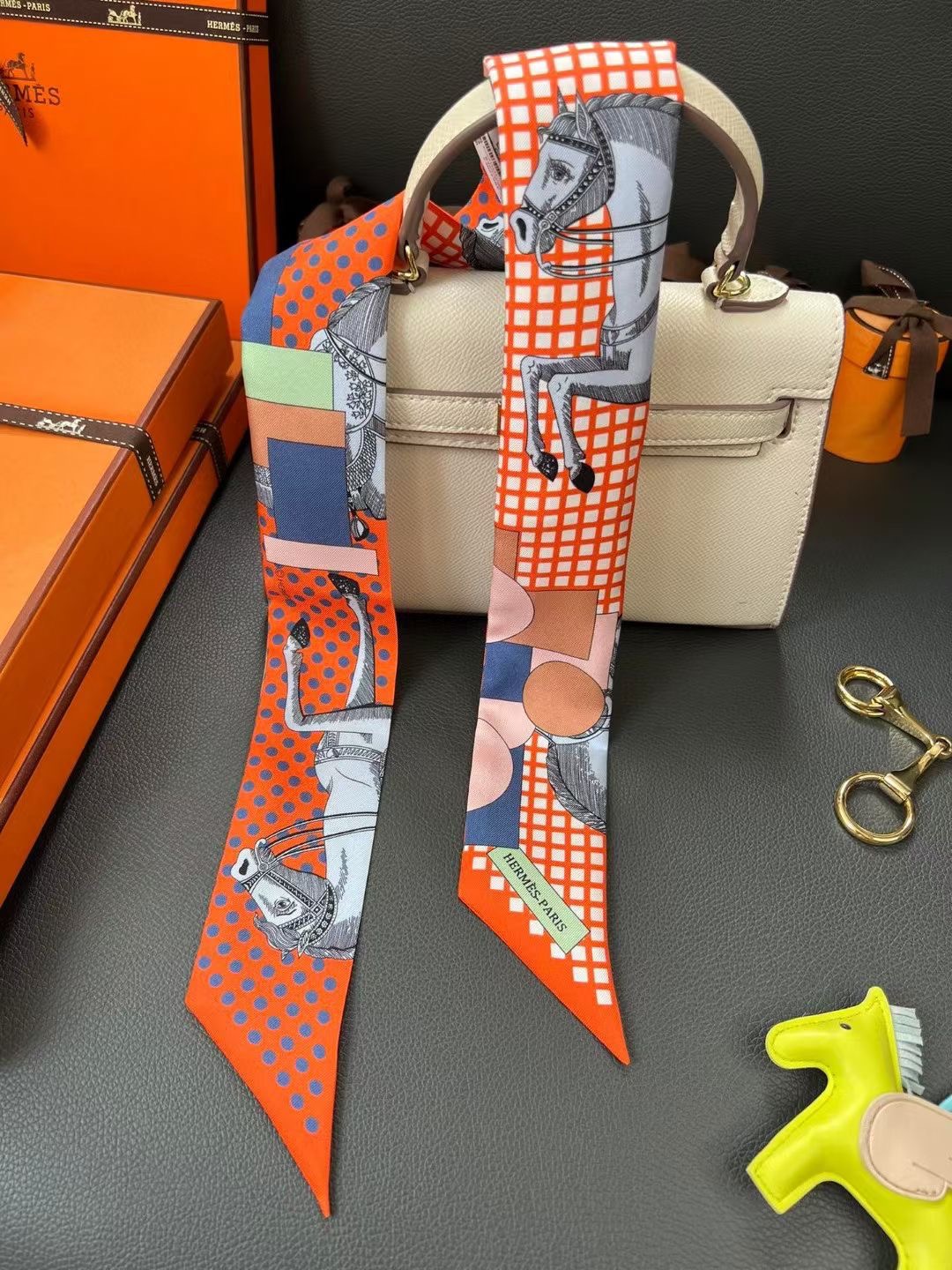 P75配包装 优雅骑士
twilly 爱马仕 hermes 2024
100%桑蚕丝，18姆米斜纹真丝
86x5cm 双面图案