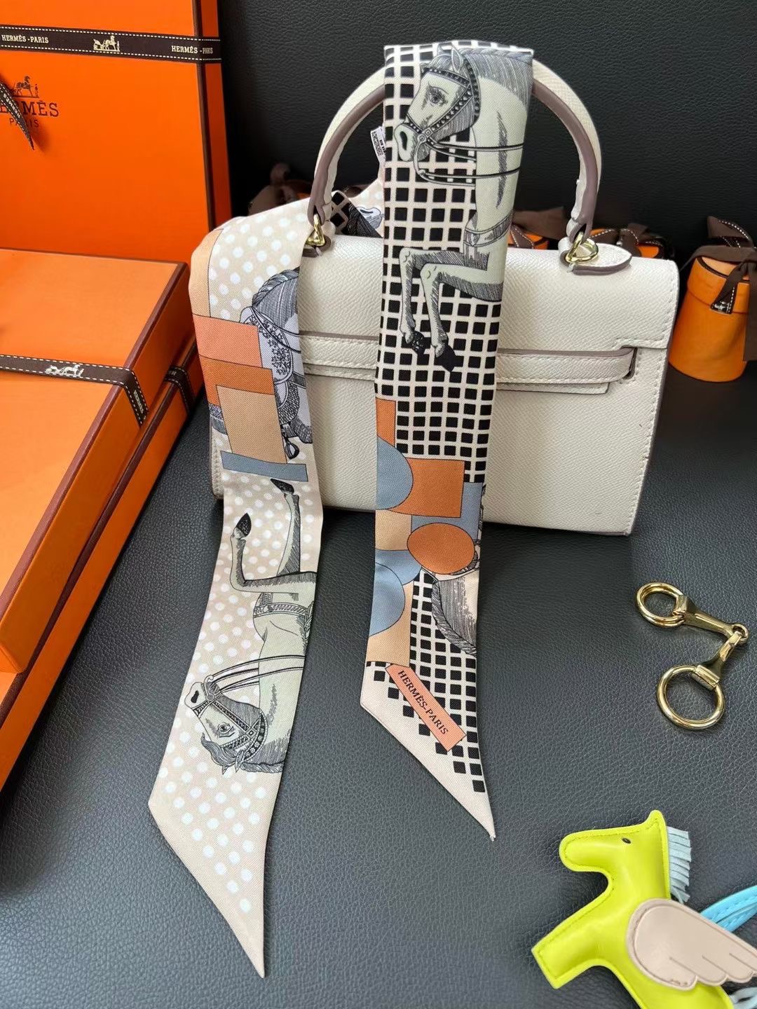 P75配包装 优雅骑士
twilly 爱马仕 hermes 2024
100%桑蚕丝，18姆米斜纹真丝
86x5cm 双面图案