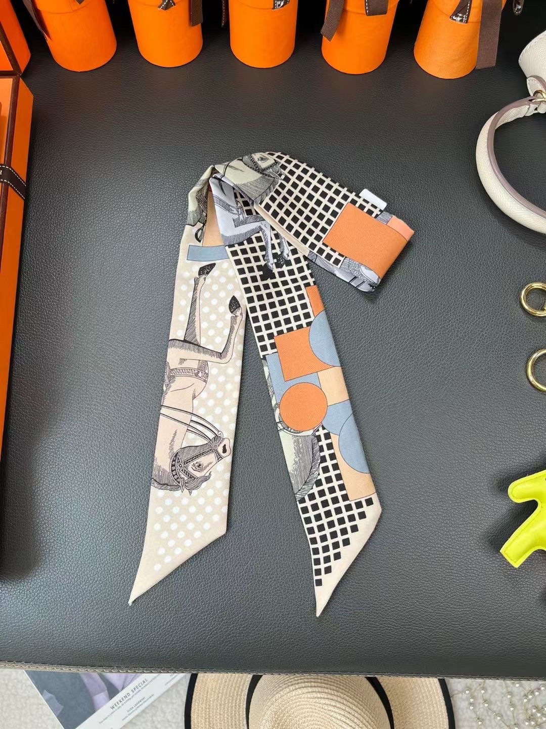 P75配包装 优雅骑士
twilly 爱马仕 hermes 2024
100%桑蚕丝，18姆米斜纹真丝
86x5cm 双面图案