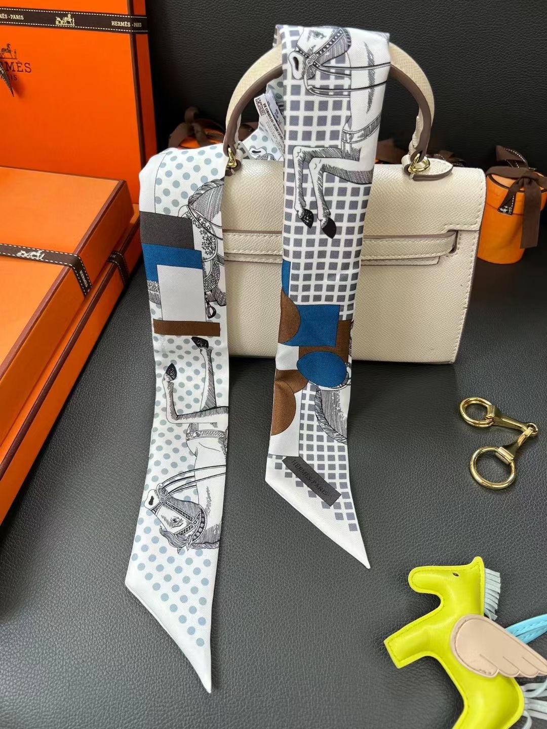 P75配包装 优雅骑士
twilly 爱马仕 hermes 2024
100%桑蚕丝，18姆米斜纹真丝
86x5cm 双面图案