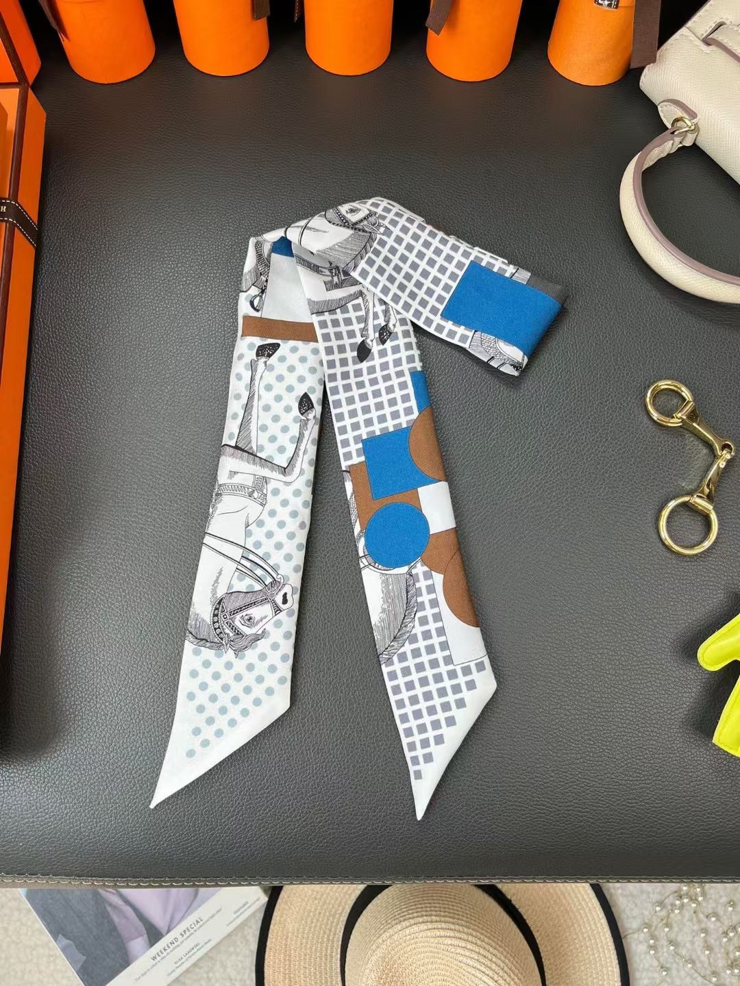 P75配包装 优雅骑士
twilly 爱马仕 hermes 2024
100%桑蚕丝，18姆米斜纹真丝
86x5cm 双面图案