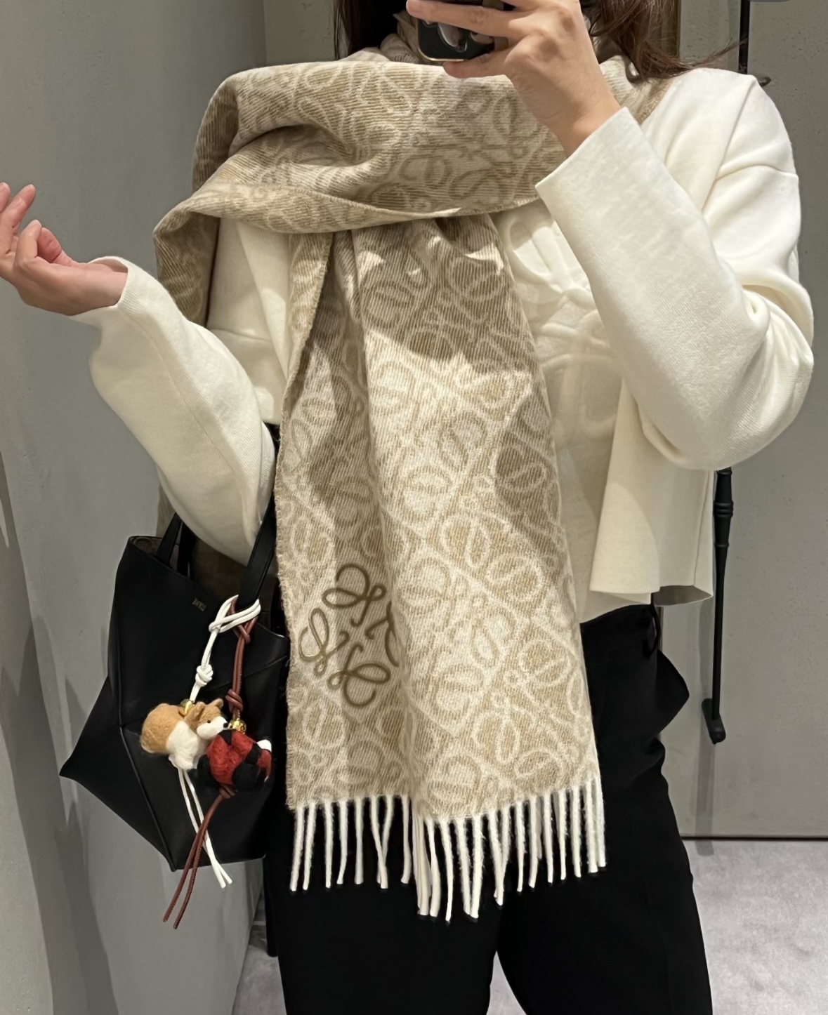 NO:181700,Loewe. Top neutral style! Luo Yiwei is very lucky to get things from this brand. It is really rare. He rarely orders in the country, and the styles are really pitifully few! As a top luxury brand in Spain, Loewe adheres to tradition, skills, enthusiasm and exudes a unique Spanish aristocratic atmosphere! This model is a custom window model for Barcelona counters! The overall composition of the scarf is the most classic LOGO style design of their brand. Specifications are 38x, and the material is cashmere! Very good feel! This style is really too explosive, and there are many F products on the market. F products are both stubborn and thin, and have a very poor texture! This is the highest version on the market! ! The feel is very good. It is delicate and soft! ! Original logo! ! Really good goods! ! High-version scarf, high-version scarf, loewe, loewe19860909Loewe.顶级中性款！罗意威很幸運拿到這個品牌的東西,真的不多見,很少在國內做訂單,款式真的少的可怜！羅意威作為西班牙的頂尖奢侈品牌,秉承傳統,技藝,熱誠,散髮獨特的西班牙貴族氣息！本款為巴塞羅納專櫃的櫥窗定制款！围巾整体构图为他们品牌最经典的LOGO风格设计.规格38x,材质羊绒！手感特别好！这个款式真的是太爆了、市场上多种F货出现.F货又扎手又薄,质感很差！这款是市场上最高版本的！！手感特别好.,细腻柔软！！原版标！！真的福利好货！！高版本围巾,高版本围巾,loewe,loewe,scarf