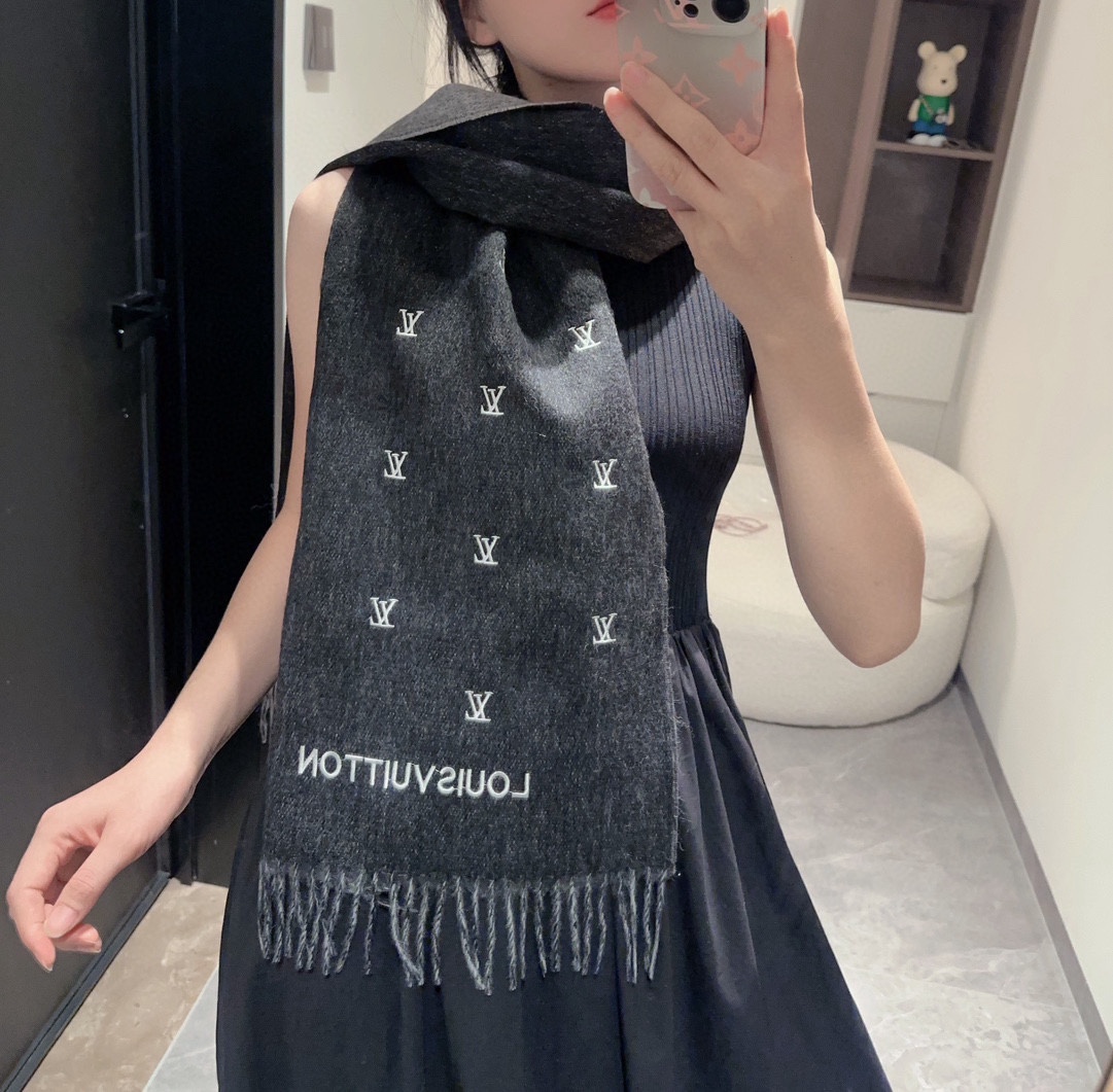 LouisVuitton渠道独家特供大驴专柜款满天星当季双面热款女羔绒两用围巾特点:渠道独家特供的大驴专