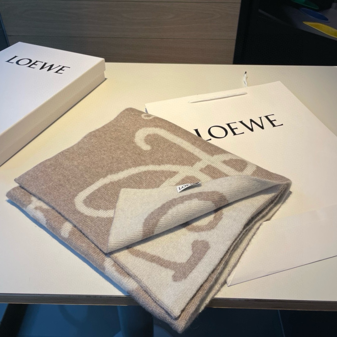 Loewe原单！重磅推荐！新款针织围巾！低调的奢侈感极品柔美精英高手级别的时髦感围巾！这款loewe羊绒