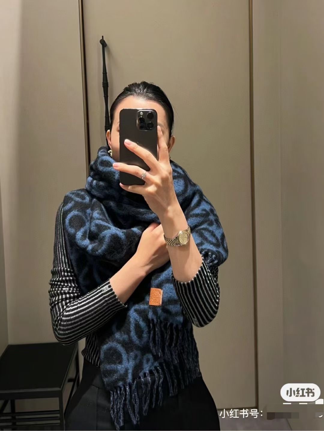 P22LSDYLJ0EZDJS. Black Basket Loewe Luo Yiwei New Pinpin Wool Horse Hair Mashi Scarf The Early Autumn Milk Tea Girl is old money and is superb. The fabric is super comfortable. Cold leather logo stroke patch