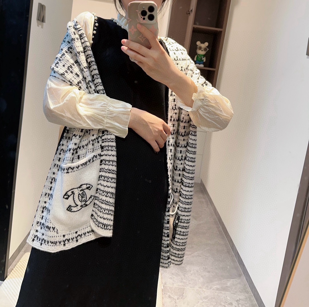 NO:336714,Chanel likes it with a pocket knitted scarf!  High-end and a bit fashionable and fun!  !  The most popular autumn and winter series in winter~ The most confident style that gives us our first place in winter is the heavy scarf!  !  If you only have one budget for a high-end non-small scarf this year and only want to collect one, then this one must be recommended!  !  It is really a effortless fashionable example, a big brand fashionable example!  !  It’s really a sense of happiness and satisfaction to wear a high-end cashmere scarf like this in winter!  !  !  !  The front is made of cashmere texture and is matched with a unique embroidery design. This combination is truly purely high-end and fashionable, and instantly has an interesting soul!  !  The size of 30*180cm is very easy to control!  !  Recommended price of mother!  Ordinary scarf, ordinary scarf, chanel19860909香奈儿带口袋针织围巾直跺脚地喜欢！高级又带点时髦的趣味！！当之无愧最主打的秋冬系列~ 冬日给我们自信的款排第一位的,非重磅的稀缺的高级围巾莫属！！如果高级不撞款围巾今年只有一款预算,只想收一条,那这款一定要重点推荐！！真的是毫不费力的时髦典范,是大牌时髦典范！！在冬天围上一件这样的高端羊绒围巾,真的很有幸福感满足感！！！！正面采用羊绒质地,搭配别出心裁刺绣设计,这样的结合真心是纯粹的高级和时髦感,瞬间有了有趣的灵魂！！30*180cm的尺寸,非常好驾驭！！亲妈价格咆哮推荐！普通围巾,普通围巾,chanel,scarf