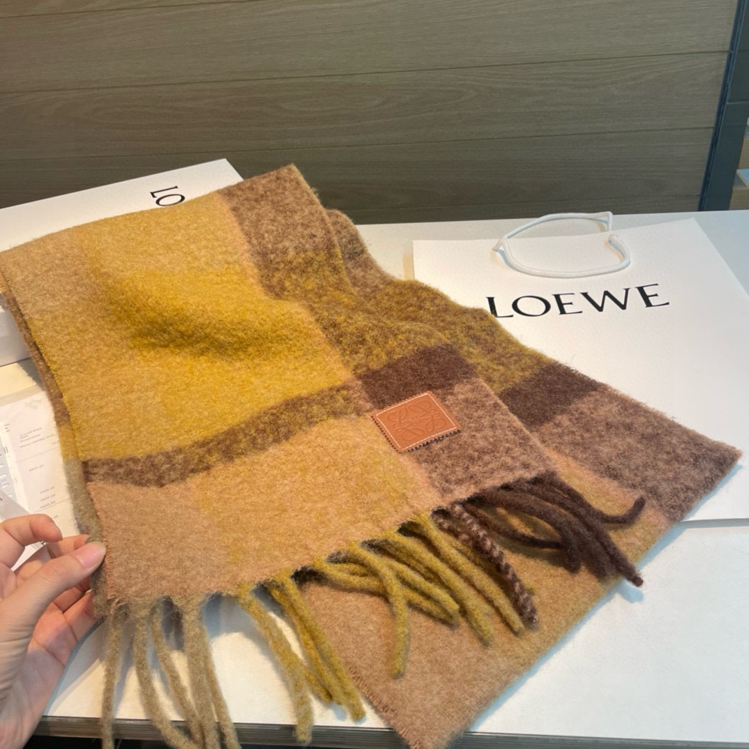 Loewe罗意威新品羊毛马海毛围巾️初秋奶茶女孩老钱风超嗲穿搭初秋和奶茶色真的好搭大地色温柔又耐看超高颜