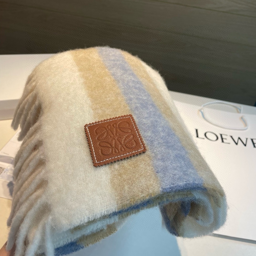 Loewe罗意威新品羊毛马海毛围巾️初秋奶茶女孩老钱风超嗲穿搭初秋和奶茶色真的好搭大地色温柔又耐看超高颜