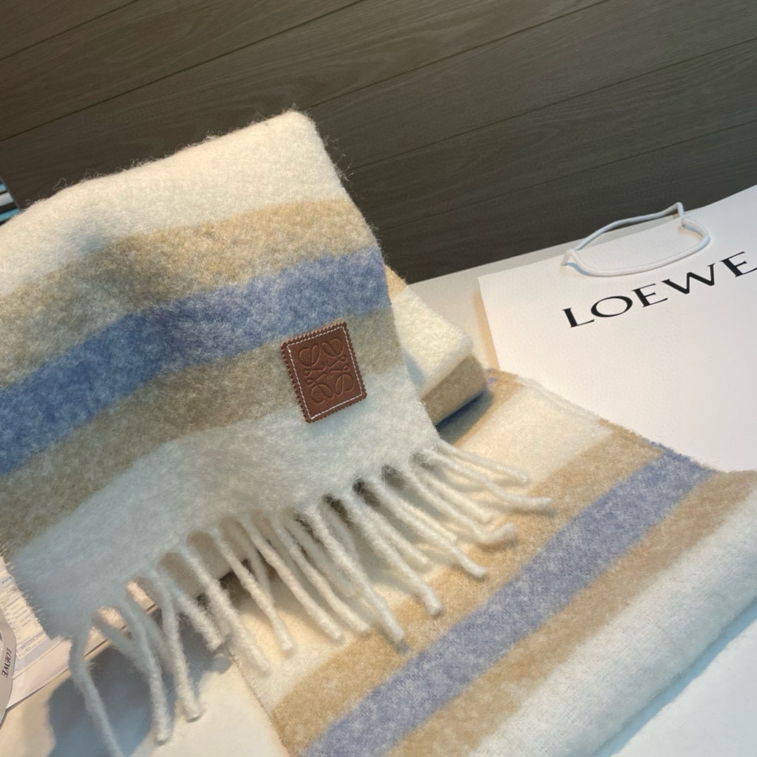 Loewe罗意威新品羊毛马海毛围巾️初秋奶茶女孩老钱风超嗲穿搭初秋和奶茶色真的好搭大地色温柔又耐看超高颜