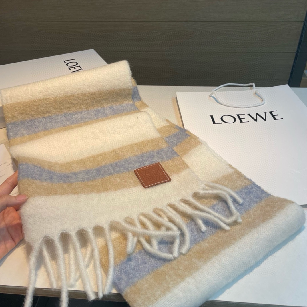 Loewe罗意威新品羊毛马海毛围巾️初秋奶茶女孩老钱风超嗲穿搭初秋和奶茶色真的好搭大地色温柔又耐看超高颜