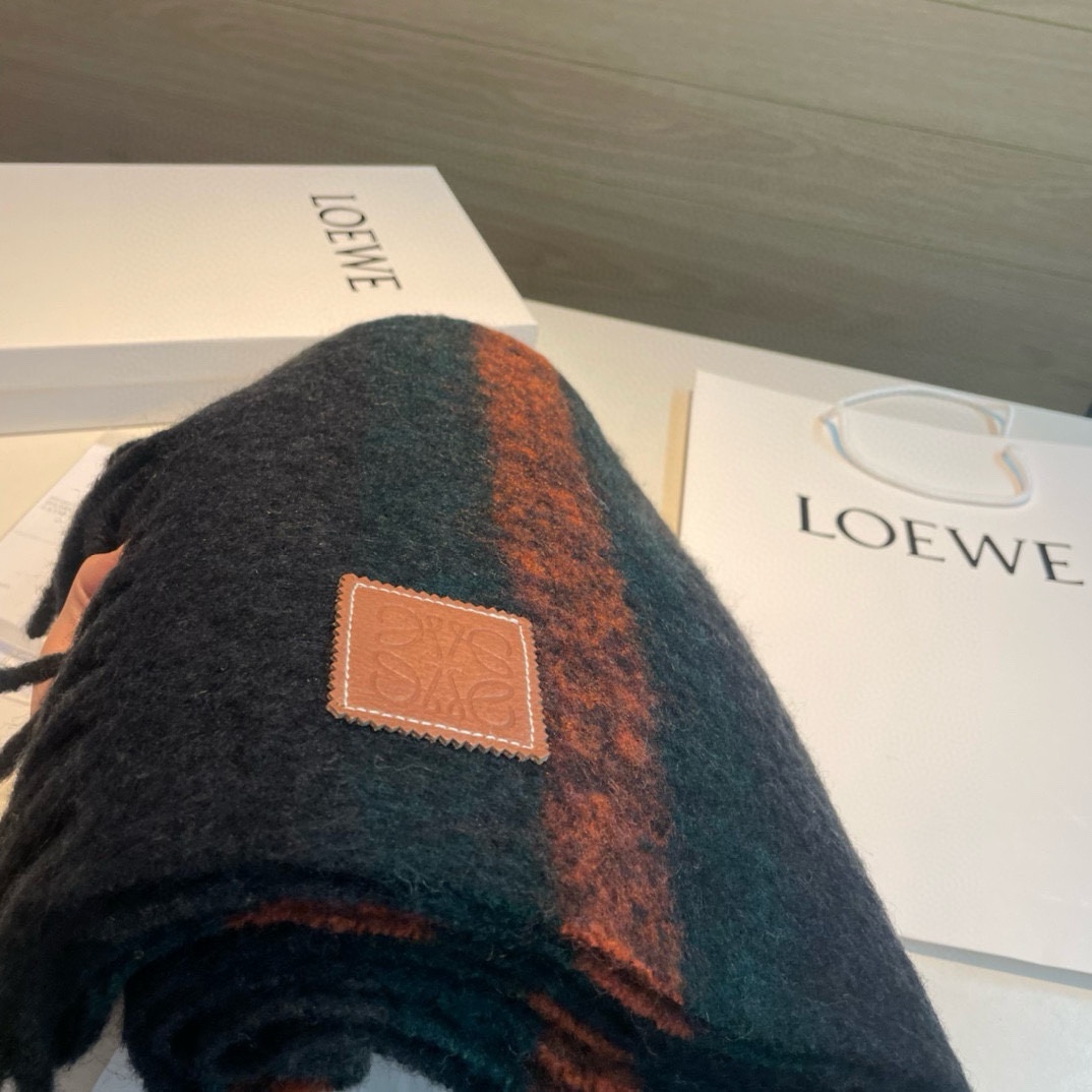 Loewe罗意威新品羊毛马海毛围巾️初秋奶茶女孩老钱风超嗲穿搭初秋和奶茶色真的好搭大地色温柔又耐看超高颜